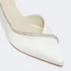 Met kristallen versierde satijnen pumps, ivoorkleurig Met kristallen versierde satijnen pumps, ivoorkleurig