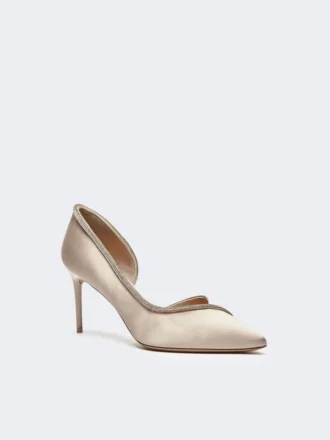 Met kristallen versierde satijnen pumps, kleur nude