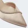 Met kristallen versierde satijnen pumps, kleur nude Met kristallen versierde satijnen pumps, kleur nude