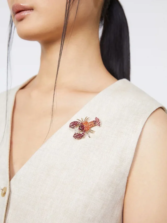 Metalen broche met strass-steentjes, donkerrood Metalen broche met strass-steentjes, donkerrood