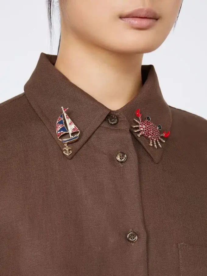 Metalen broche met strass-steentjes, hemelsblauw Metalen broche met strass-steentjes, hemelsblauw