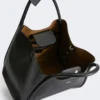 Middelgrote leren tas in marineblauw, zwart Middelgrote leren tas in marineblauw, zwart