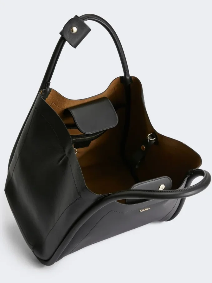 Middelgrote leren tas in marineblauw, zwart Middelgrote leren tas in marineblauw, zwart