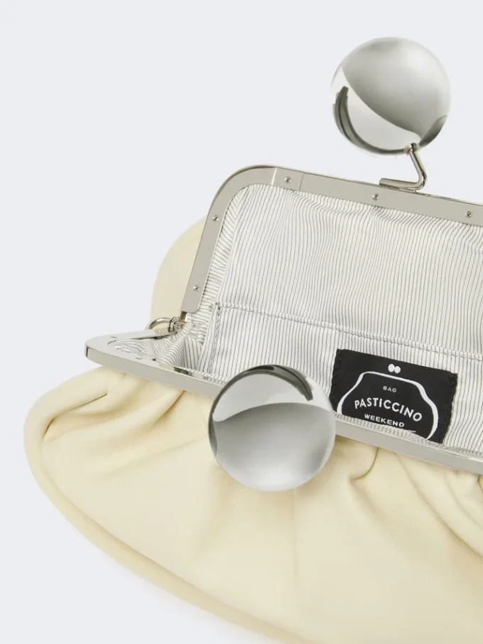 Middelgrote Pasticcino-tas van glanzend nappaleer, ivoorkleurig
