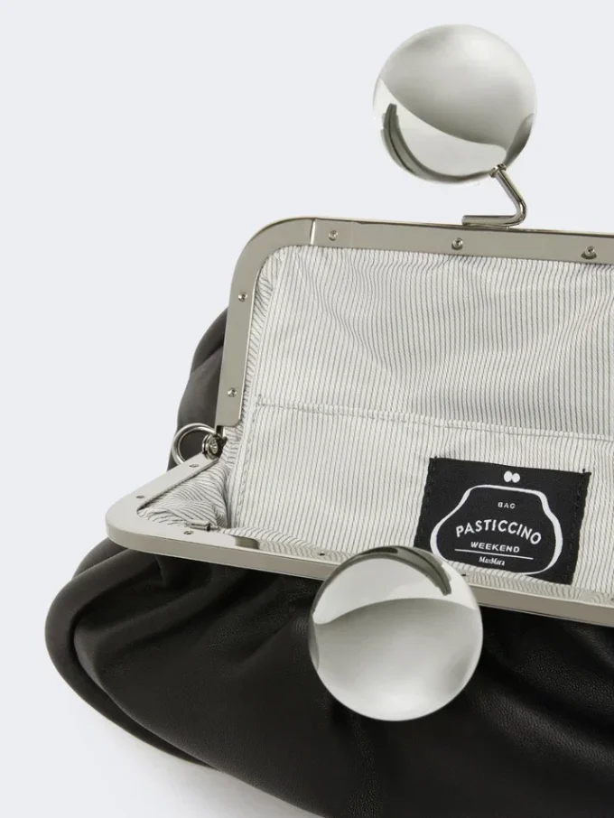 Middelgrote Pasticcino-tas van glanzend nappaleer, zwart Middelgrote Pasticcino-tas van glanzend nappaleer, zwart