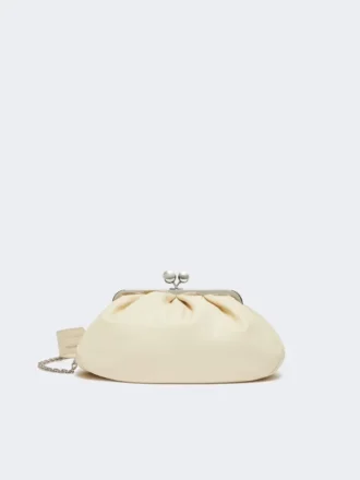 Middelgrote Pasticcino-tas van schapenleer, ivoorkleurig