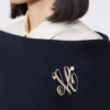 Monogrambroche met strass, ivoorkleurig Monogrambroche met strass, ivoorkleurig