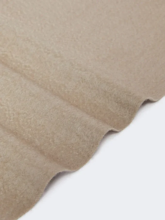 Stola van puur kasjmier met monogramdetail, zandkleur