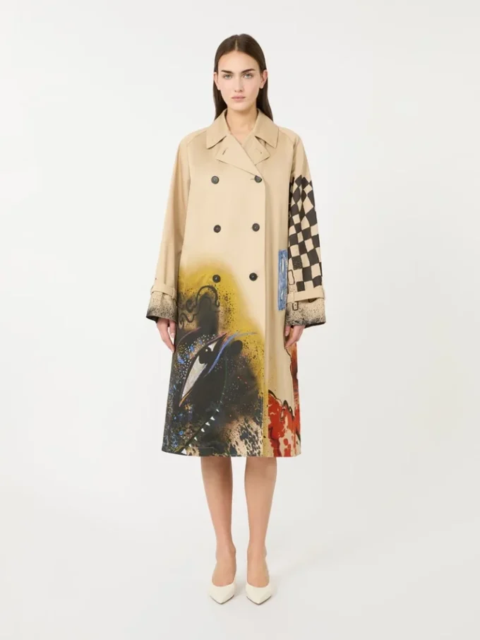 Trenchcoat van waterafstotende gabardine met patroon, in de stijl van leer Trenchcoat van waterafstotende gabardine met patroon, in de stijl van leer