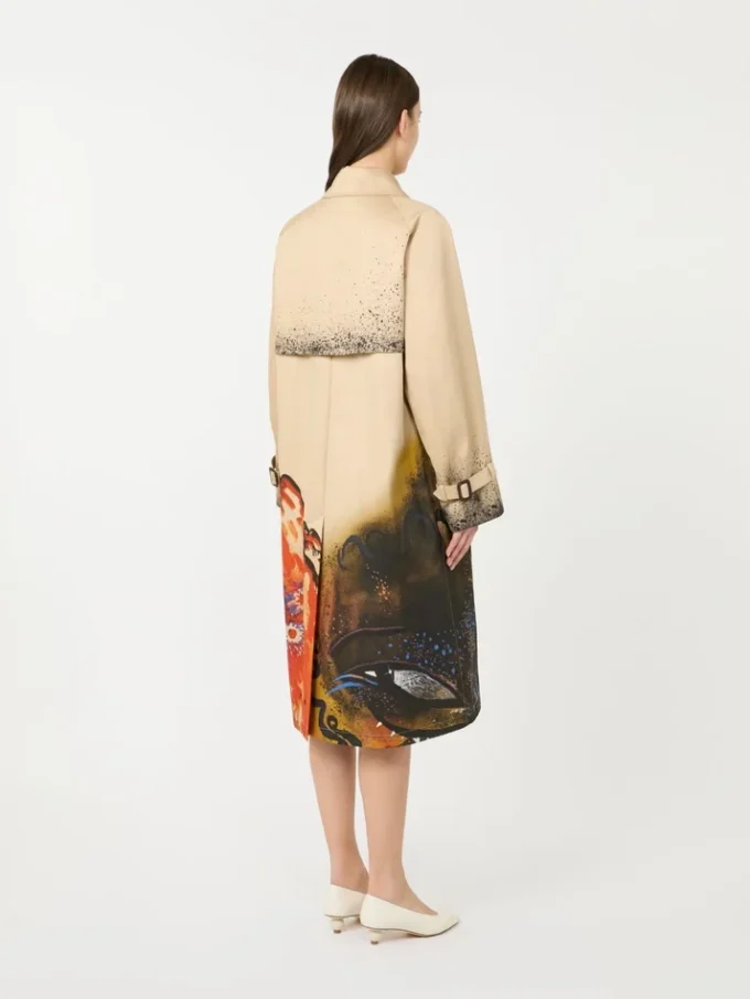 Trenchcoat van waterafstotende gabardine met patroon, in de stijl van leer Trenchcoat van waterafstotende gabardine met patroon, in de stijl van leer