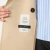 Trenchcoat van waterafstotende gabardine met patroon, in de stijl van leer Trenchcoat van waterafstotende gabardine met patroon, in de stijl van leer