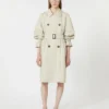 Trenchcoat van waterafstotende twill met dubbele rij knopen, naturel Trenchcoat van waterafstotende twill met dubbele rij knopen, naturel