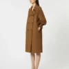 Trenchcoat van waterafstotende twill met dubbele rij knopen, tabakskleur Trenchcoat van waterafstotende twill met dubbele rij knopen, tabakskleur