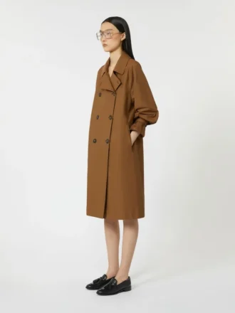Trenchcoat van waterafstotende twill met dubbele rij knopen, tabakskleur