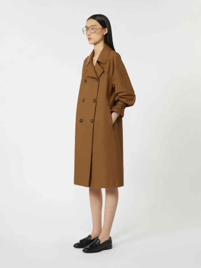 Trenchcoat van waterafstotende twill met dubbele rij knopen, tabakskleur Trenchcoat van waterafstotende twill met dubbele rij knopen, tabakskleur
