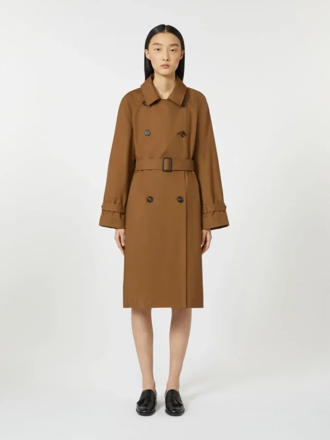 Trenchcoat van waterafstotende twill met dubbele rij knopen, tabakskleur Trenchcoat van waterafstotende twill met dubbele rij knopen, tabakskleur