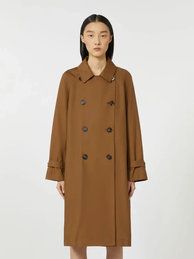 Trenchcoat van waterafstotende twill met dubbele rij knopen, tabakskleur Trenchcoat van waterafstotende twill met dubbele rij knopen, tabakskleur