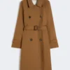 Trenchcoat van waterafstotende twill met dubbele rij knopen, tabakskleur Trenchcoat van waterafstotende twill met dubbele rij knopen, tabakskleur