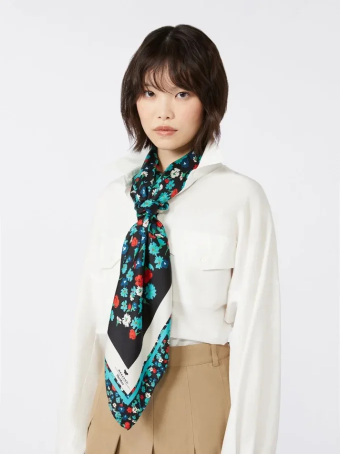 Zijden twill foulard met patroon, ivoorkleurig Zijden twill foulard met patroon, ivoorkleurig